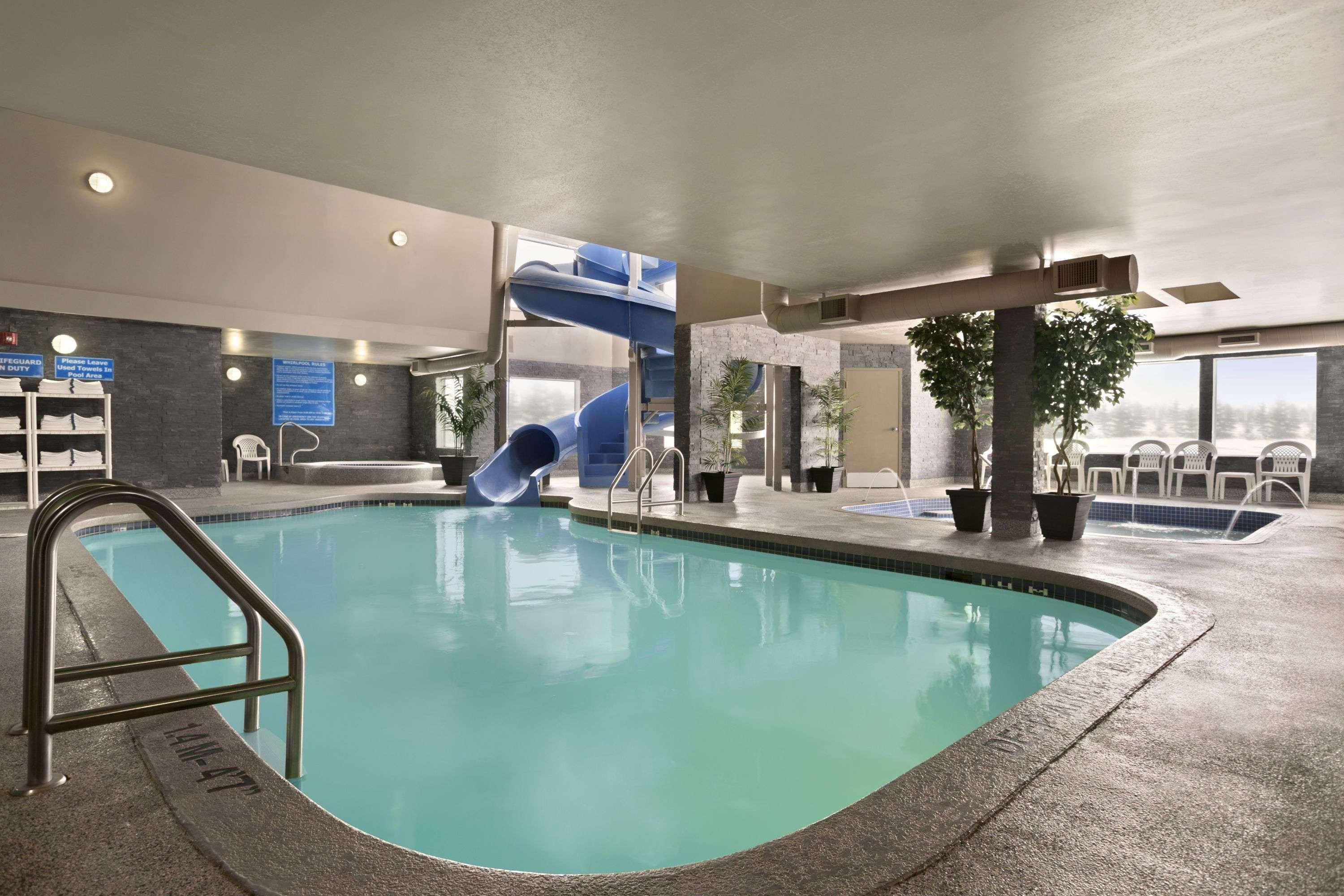 Days Inn By Wyndham Regina Bagian luar foto