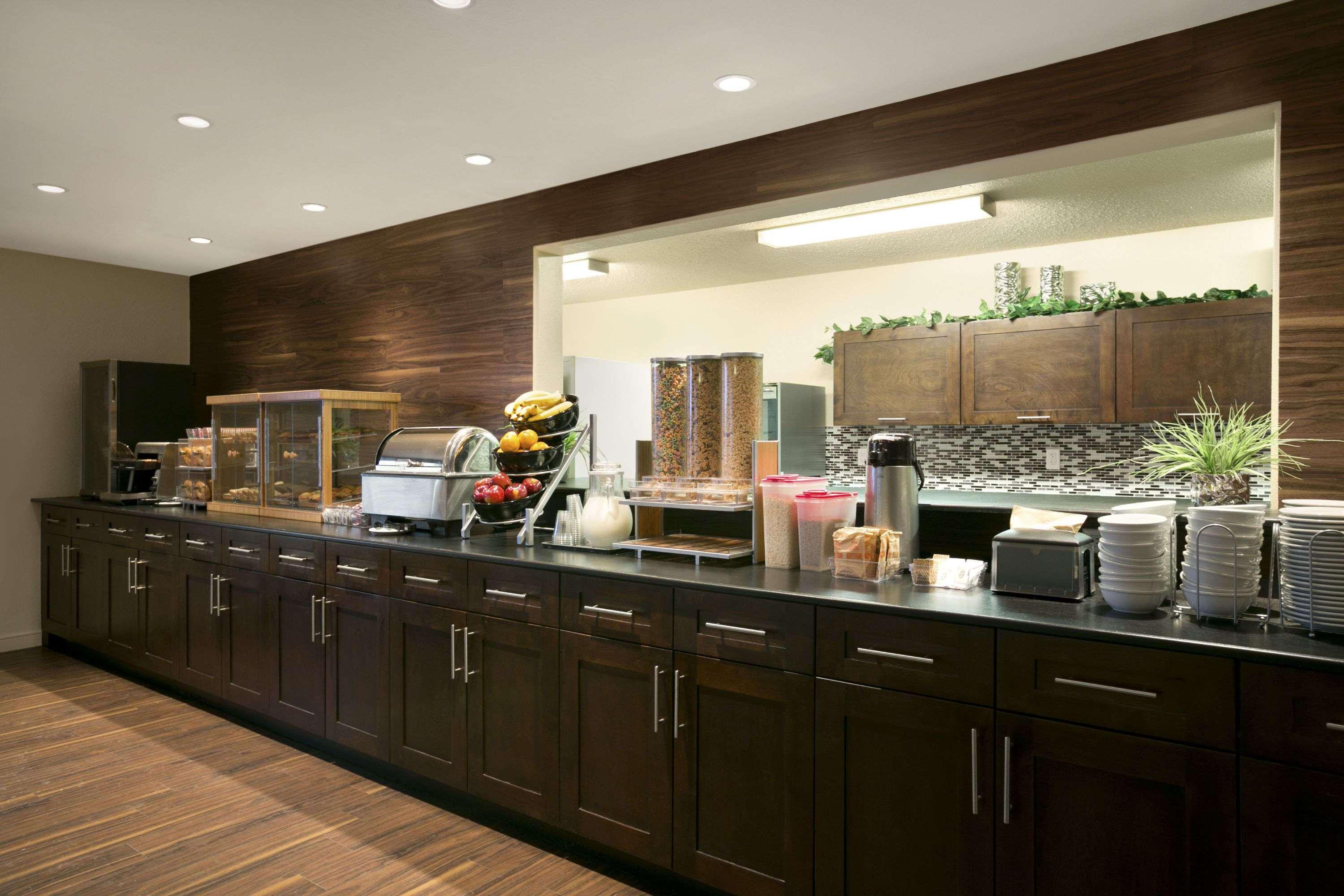 Days Inn By Wyndham Regina Bagian luar foto
