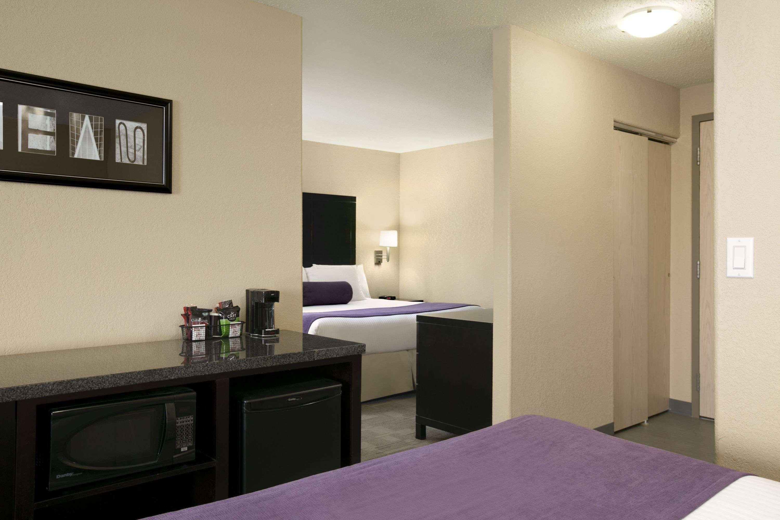 Days Inn By Wyndham Regina Bagian luar foto