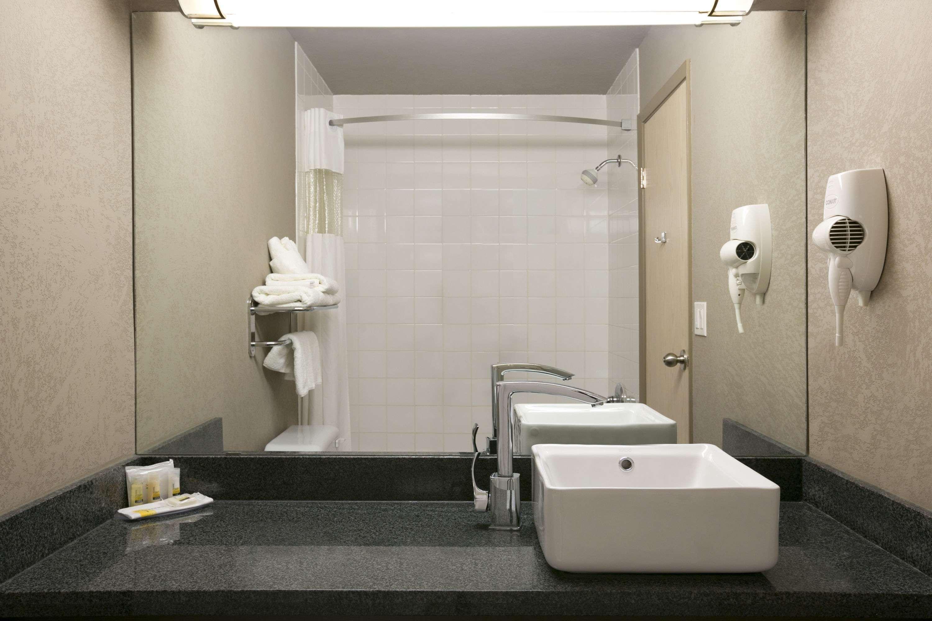 Days Inn By Wyndham Regina Bagian luar foto