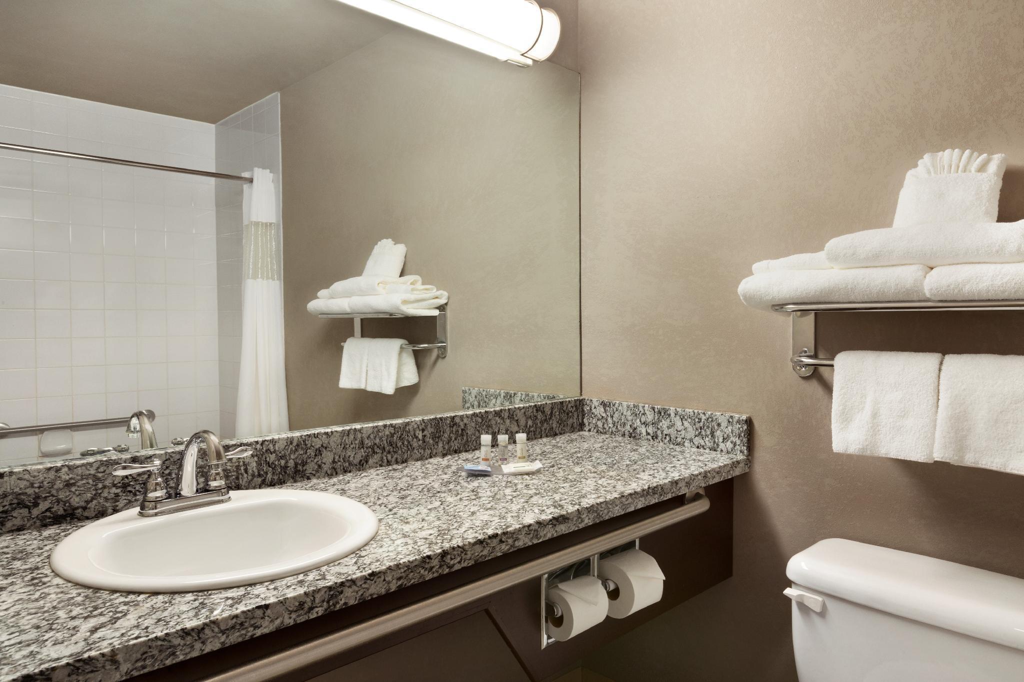 Days Inn By Wyndham Regina Bagian luar foto
