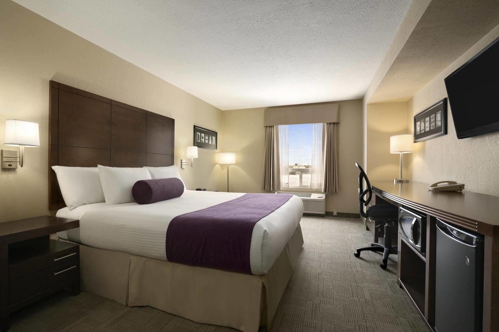 Days Inn By Wyndham Regina Bagian luar foto