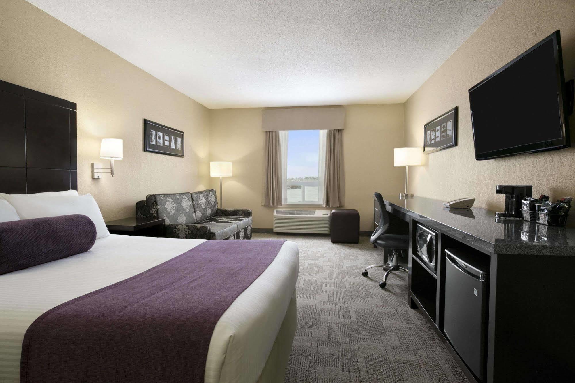 Days Inn By Wyndham Regina Bagian luar foto
