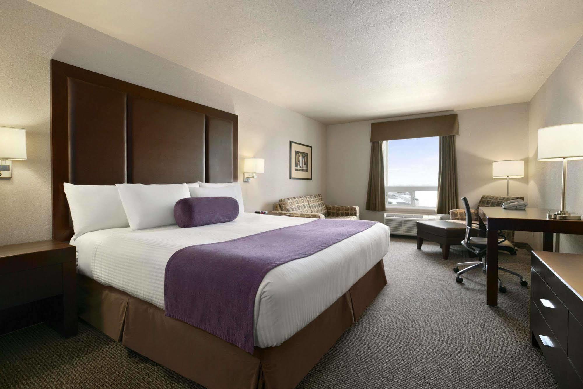 Days Inn By Wyndham Regina Bagian luar foto