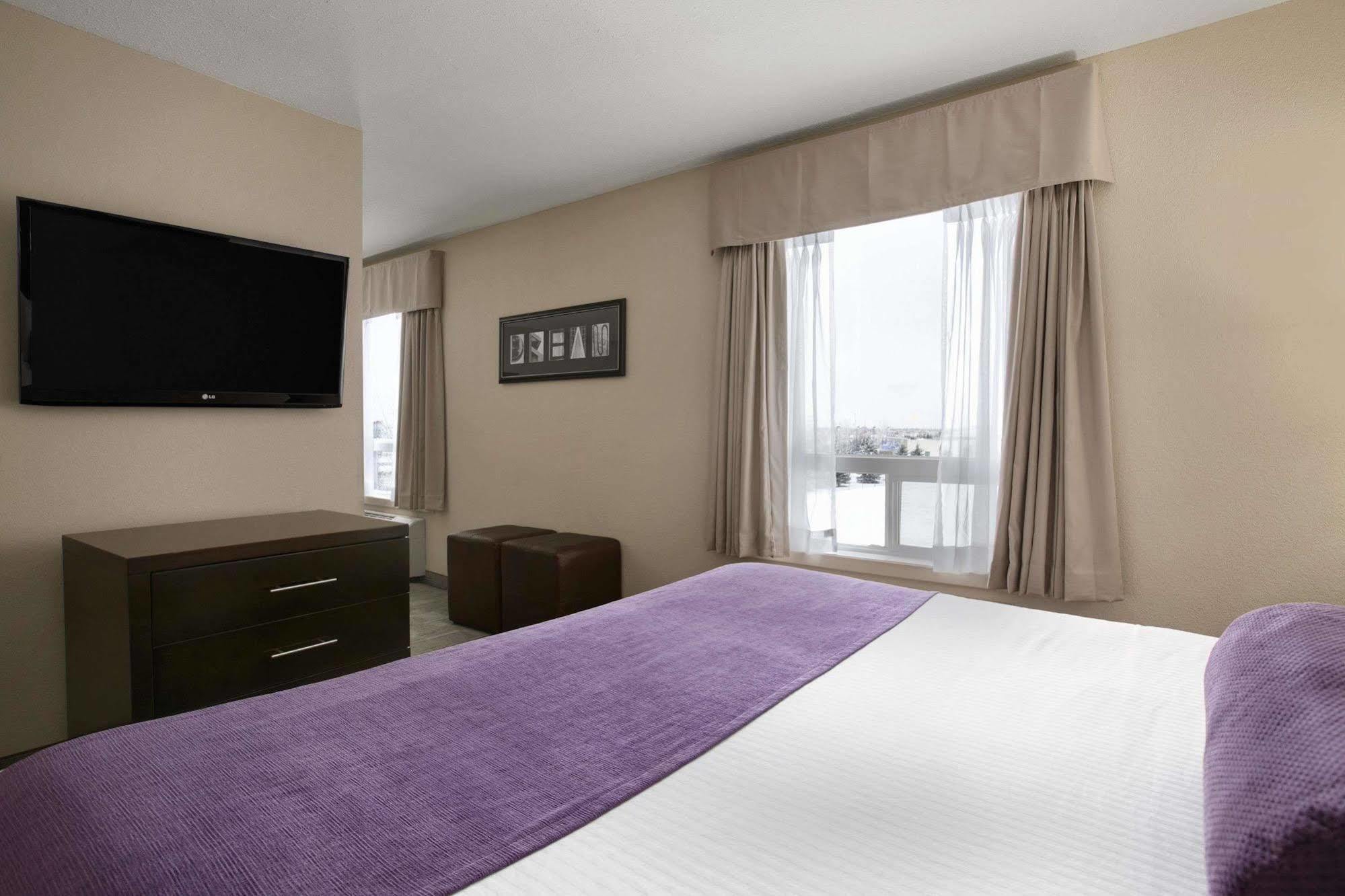 Days Inn By Wyndham Regina Bagian luar foto