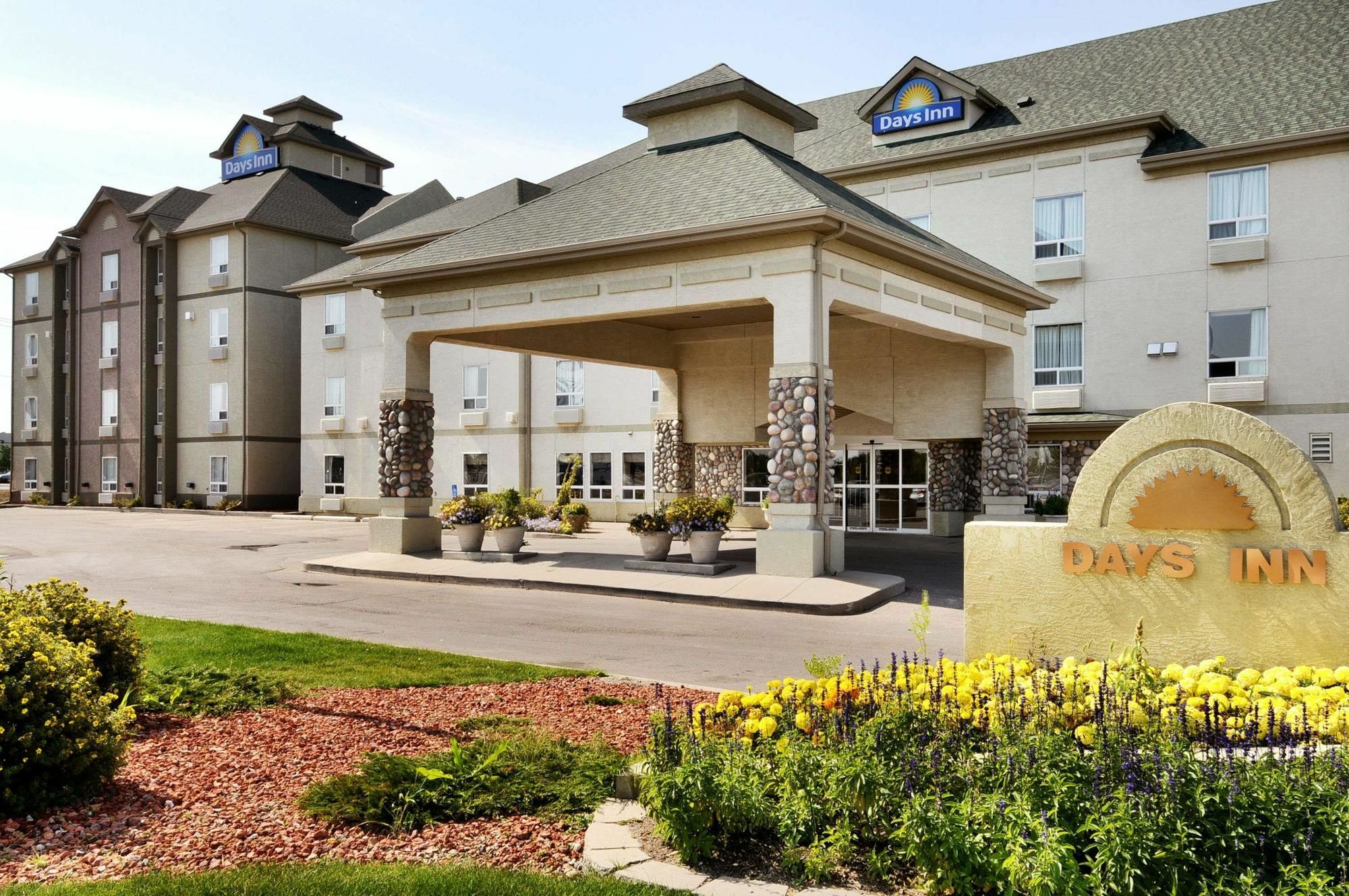 Days Inn By Wyndham Regina Bagian luar foto