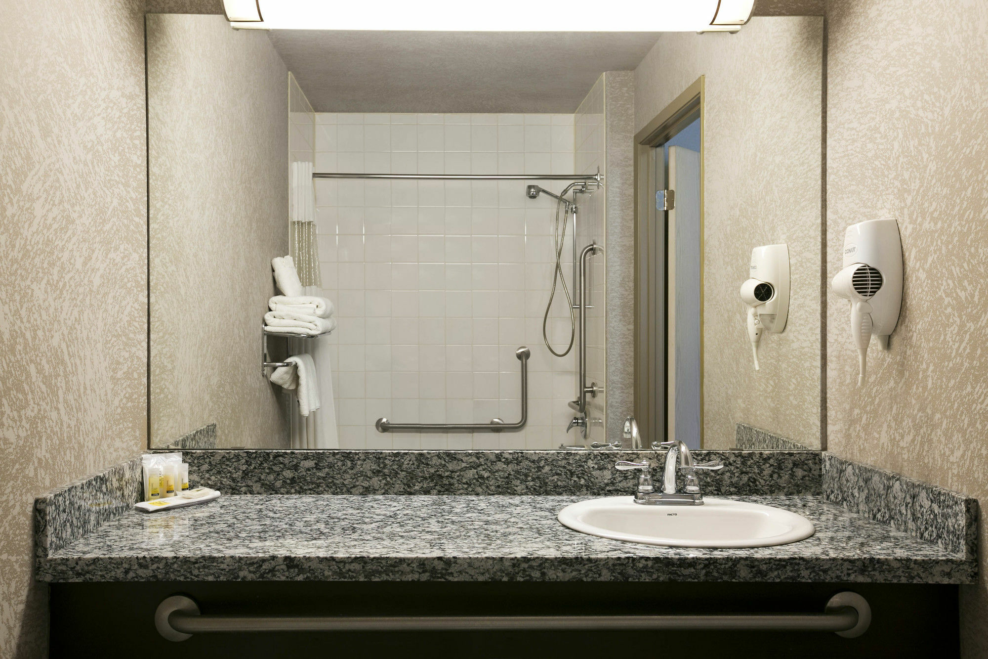Days Inn By Wyndham Regina Bagian luar foto